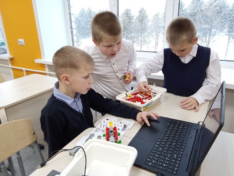 Образовательный центр естественно-научной и технологической направленностей «Точка роста» Образовательный центр естественно-научной и технологической направленностей «Точка роста».